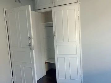 2 Bedroom Flat & Apartment