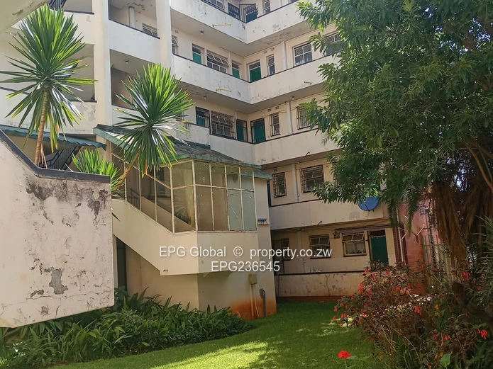 Recently redecorated 2 bedrooms flat 