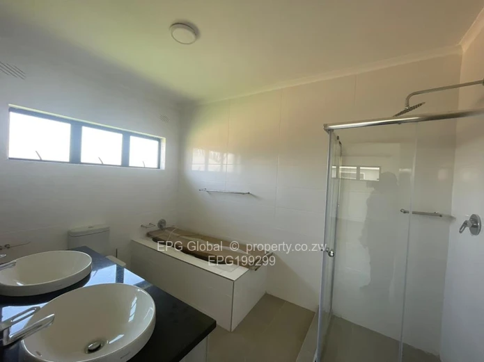  1x Upmarket cluster house to let  