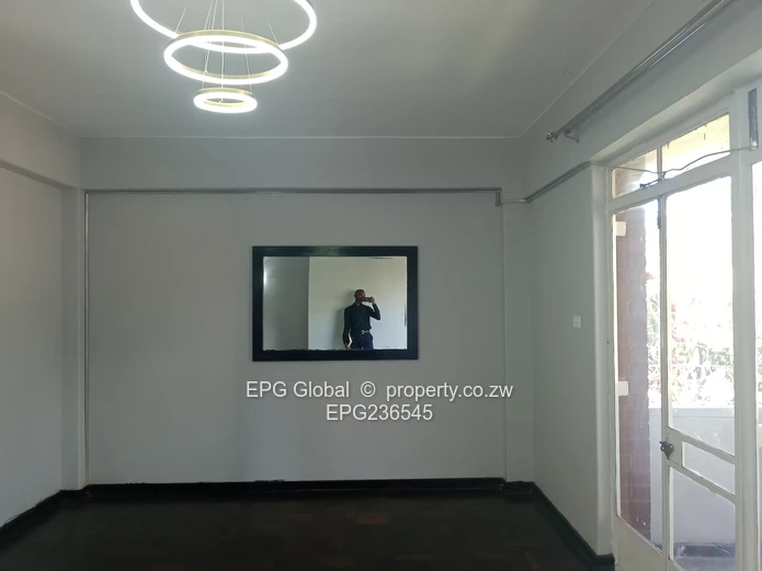 Recently redecorated 2 bedrooms flat 